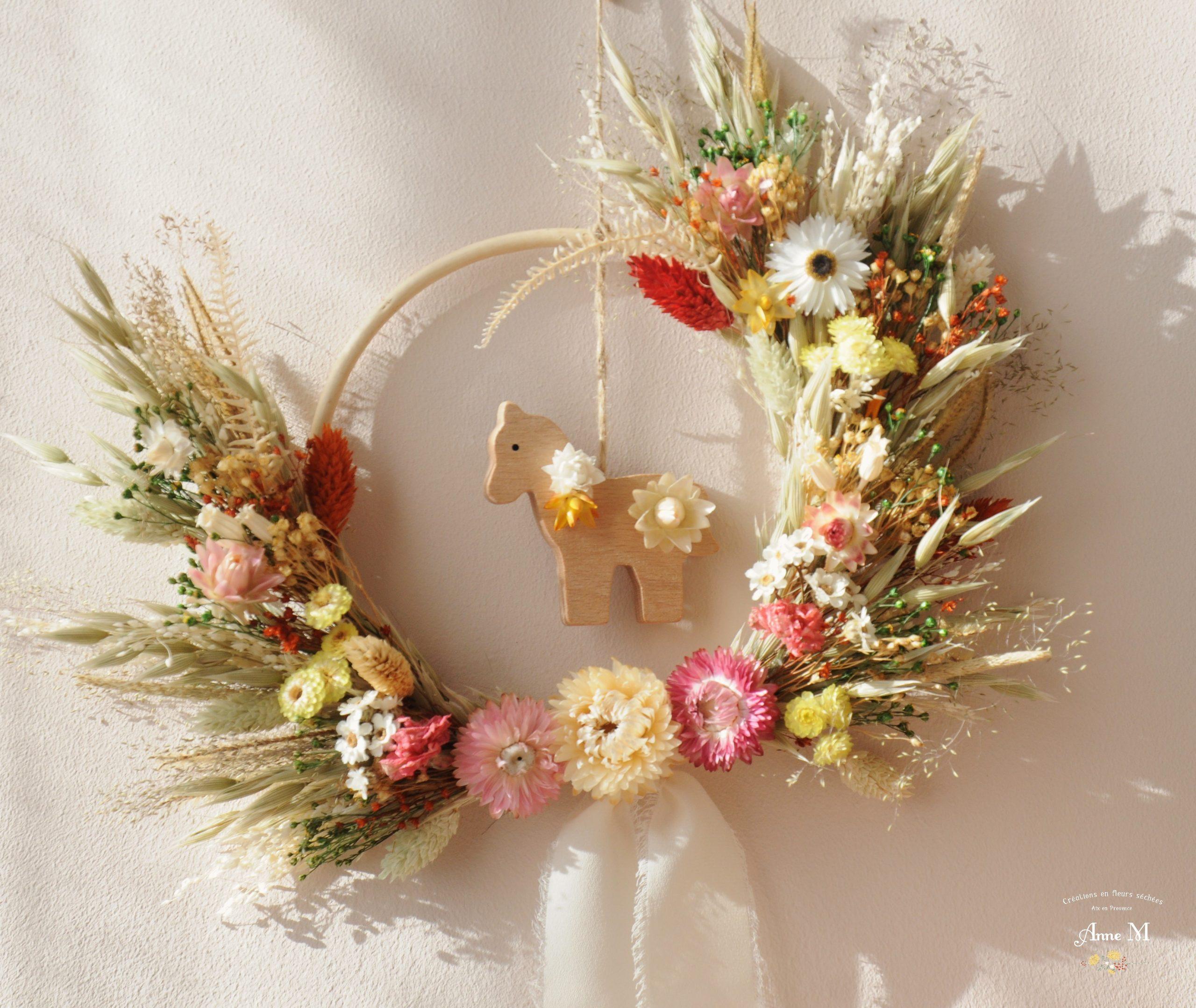 Les couronnes de fleurs séchées pour chambre d'enfant