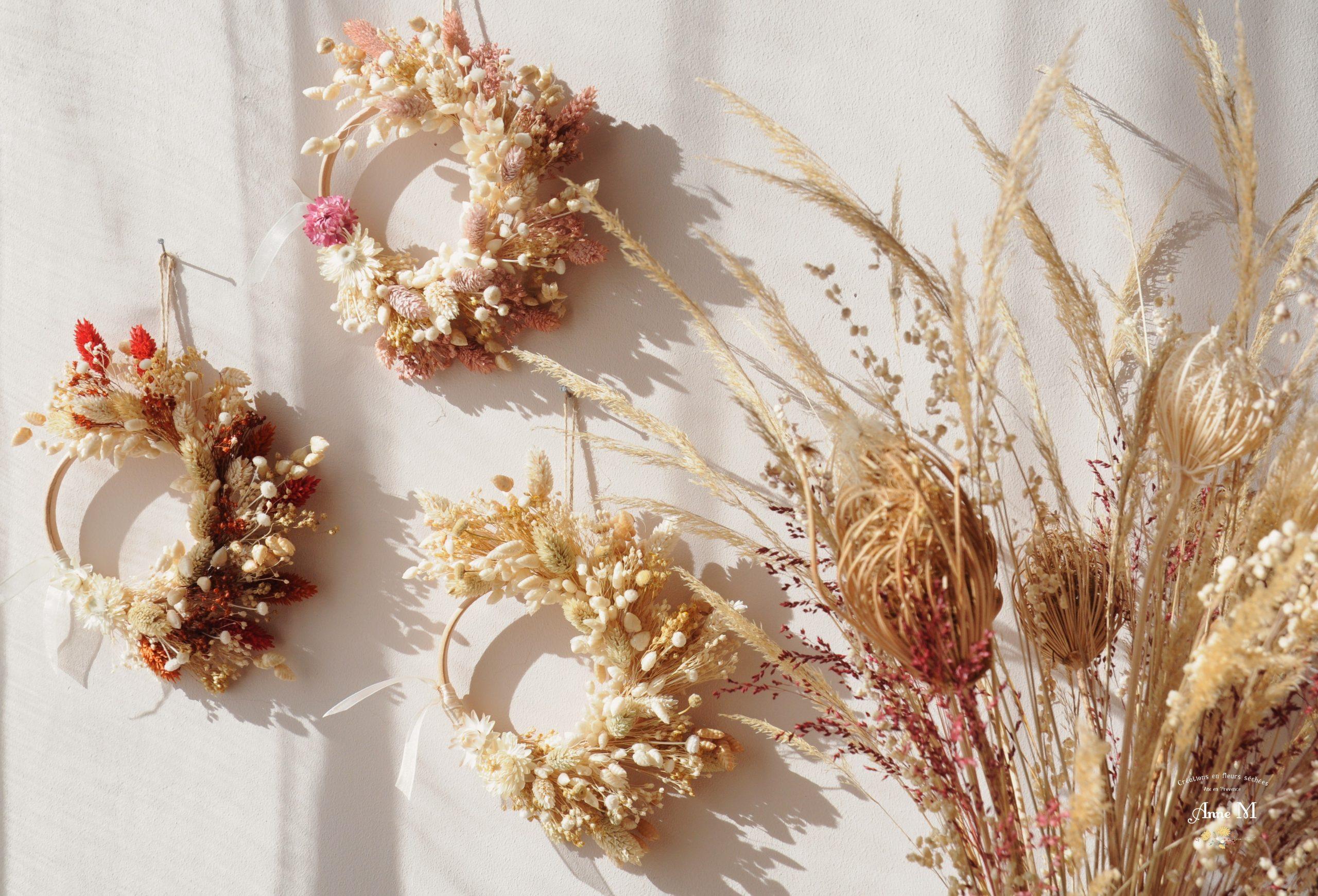 Les petites couronnes de fleurs séchées