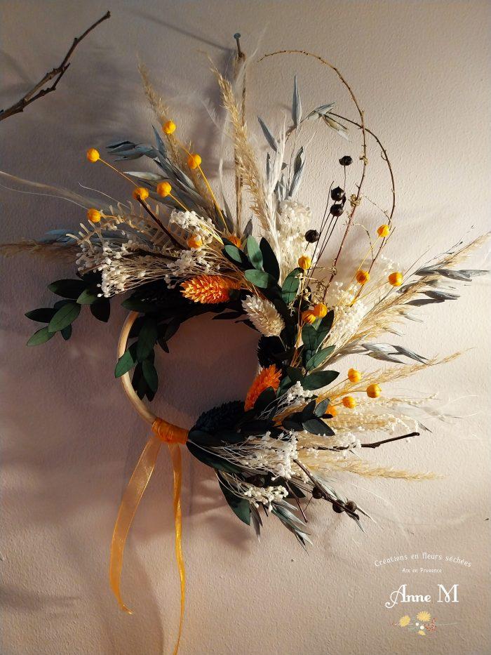 couronne de fleurs séchées pour une atmosphère d'Halloween dans la maison