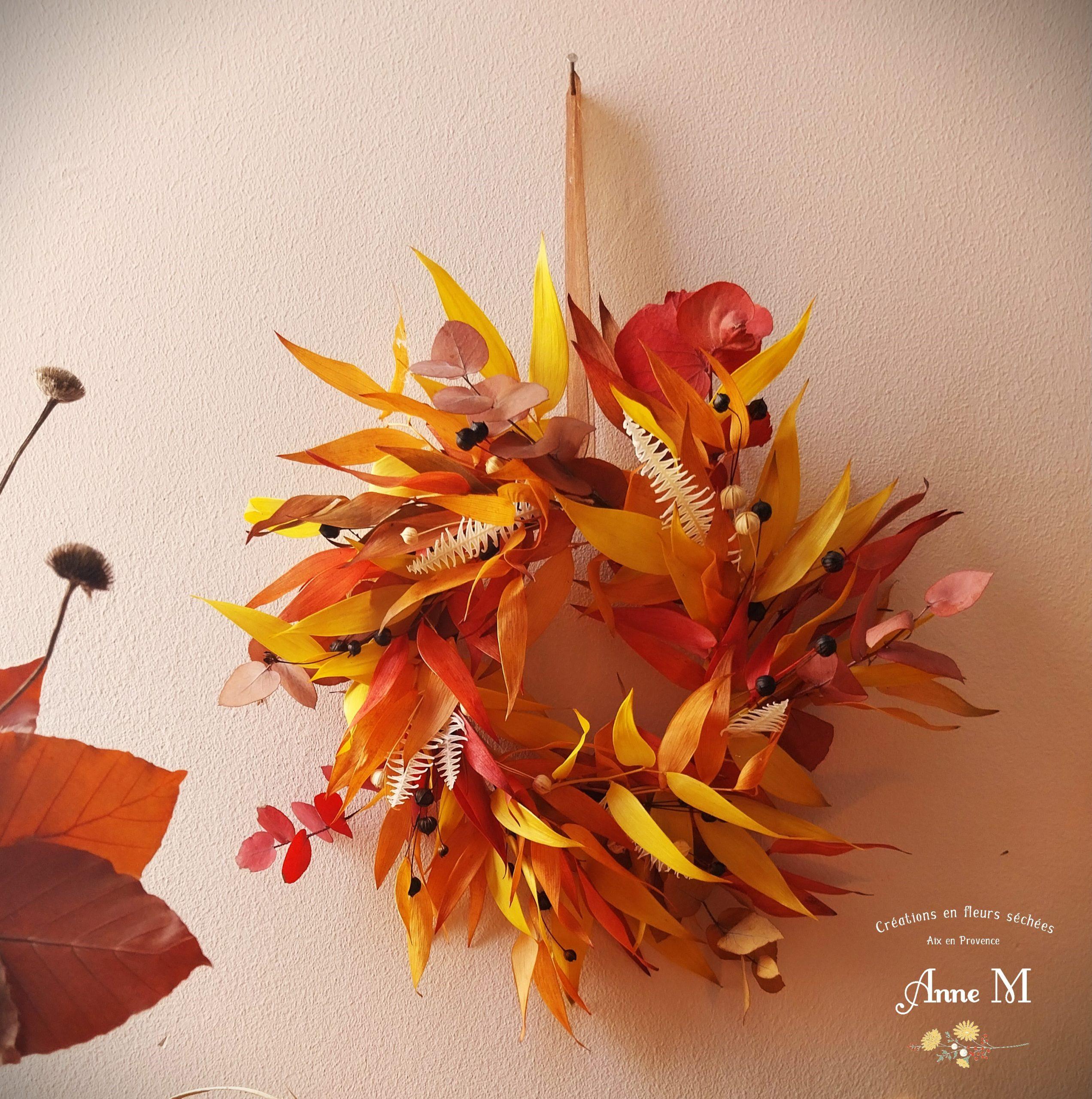 Les couronnes de fleurs séchées d'automne