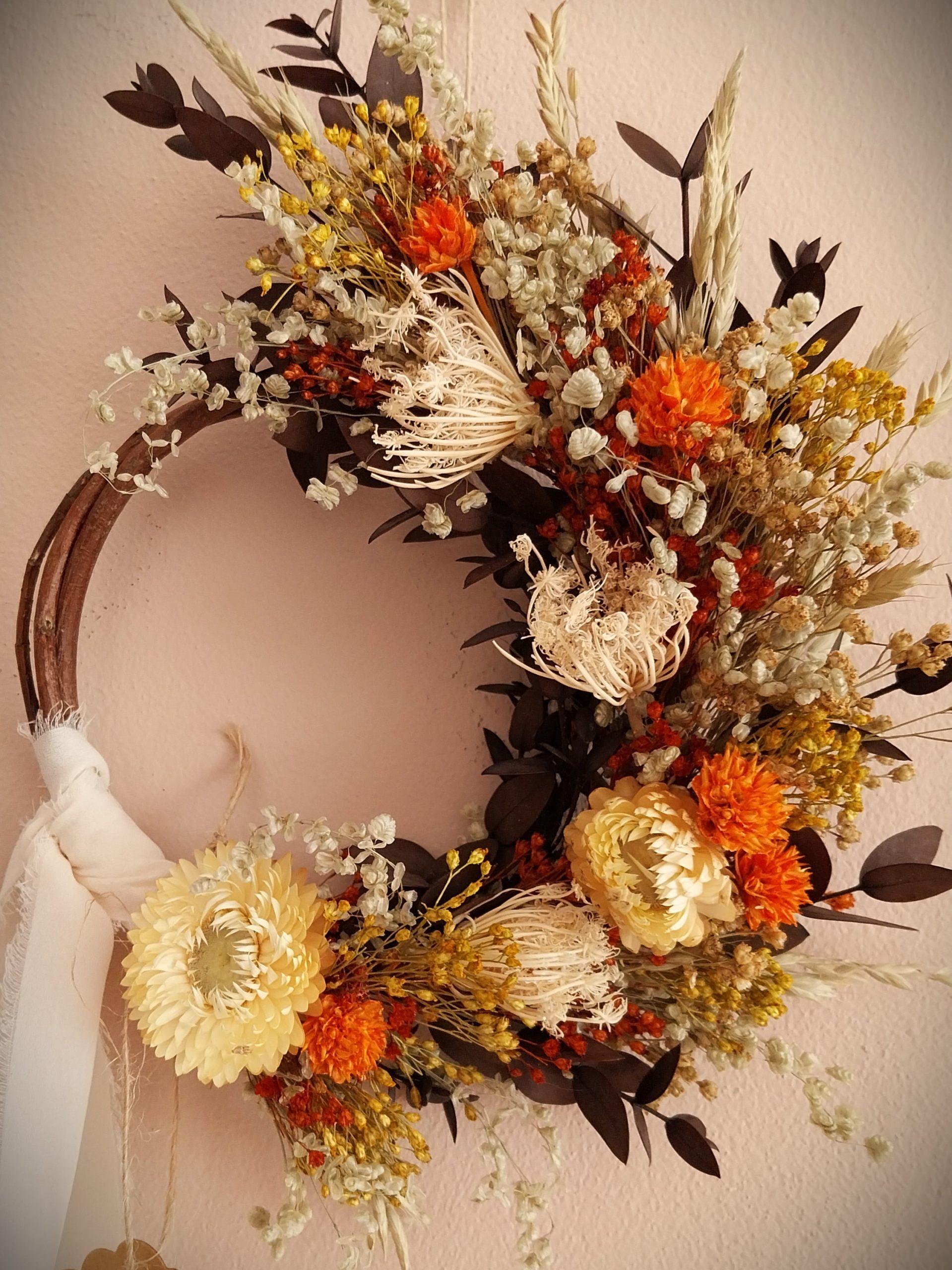 Les couronnes de fleurs séchées en osier tressé