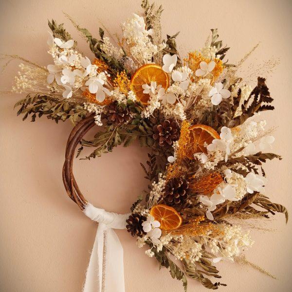 couronne de fleurs séchées en osier tressé