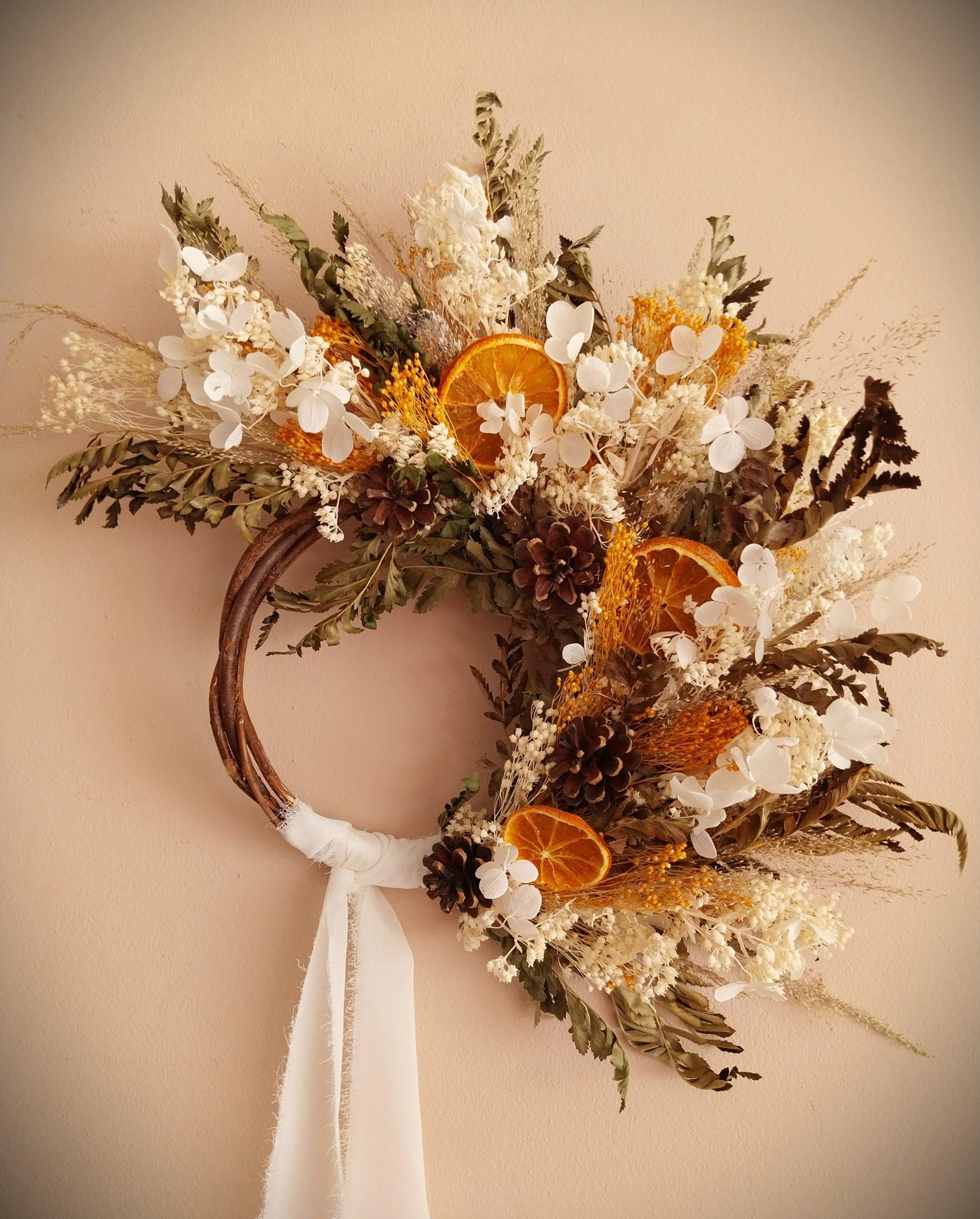 Les couronnes de fleurs séchées en osier tressé