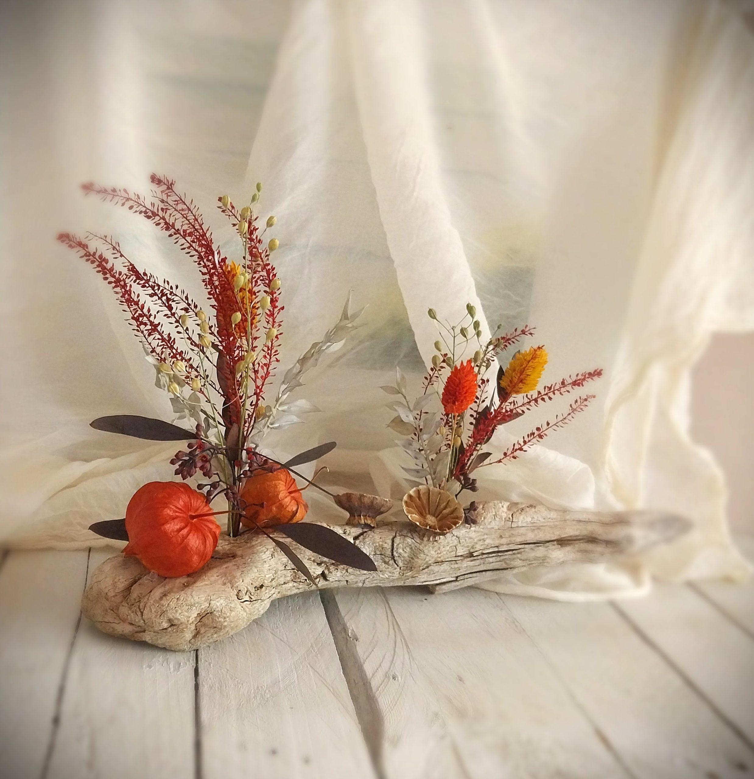 Bois flotté décoré avec fleurs séchées